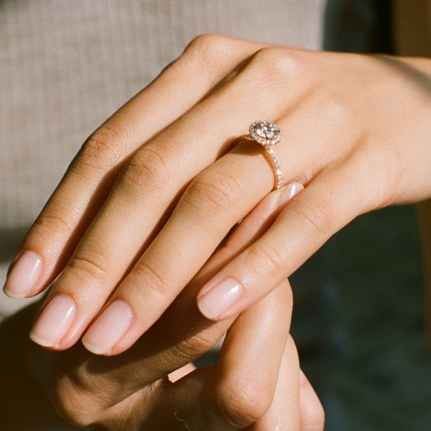 The Halo Pavé quality round diamond engagement ring 18K gold rose white yellow platinum